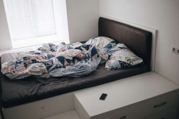 Où placer le lit dans une petite chambre ?